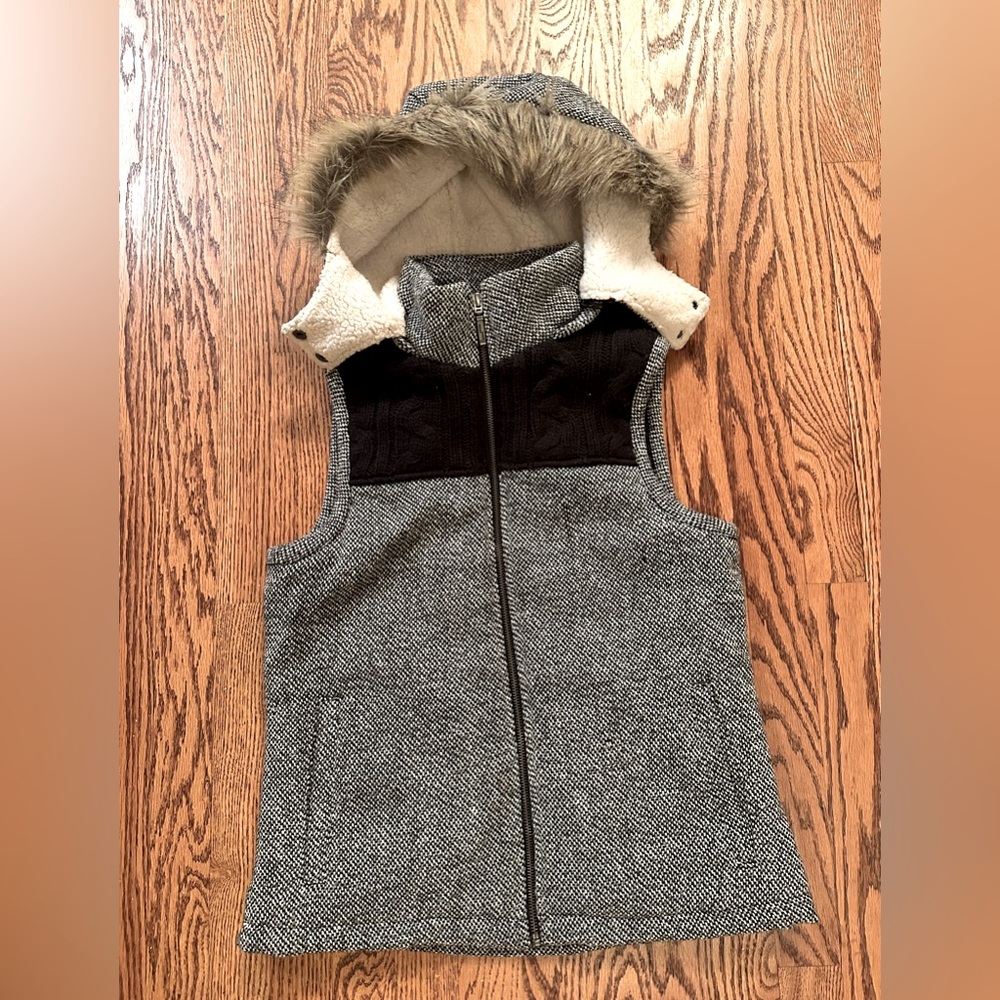 NWOT Natural Reflections Sz S Bass Pro Cable knit Faux Fur Hooded Vest